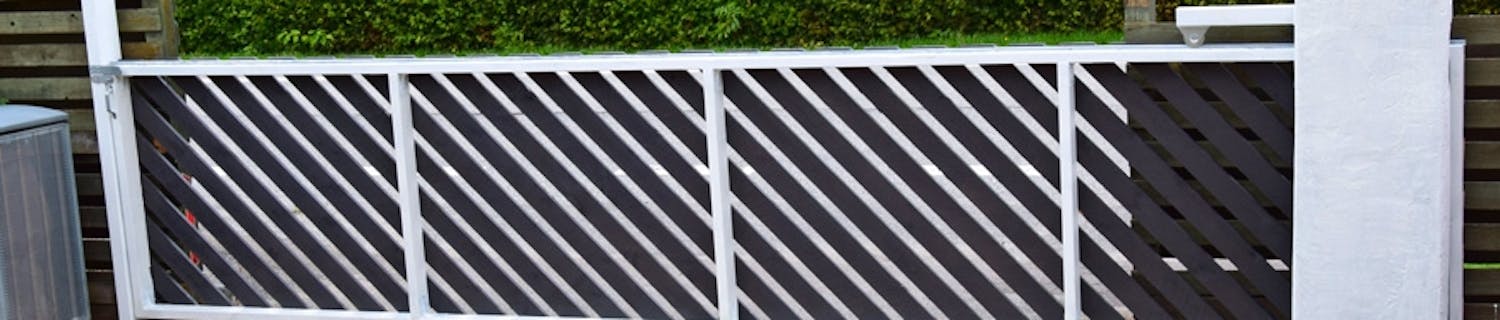 Skydeport: Hegn med skydeport Skydeport: Hegn med skydeport